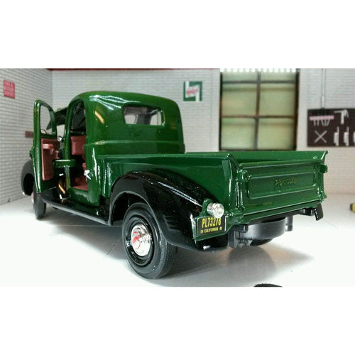 1941 American Classics Plymouth Pickup 1:24 Model Car